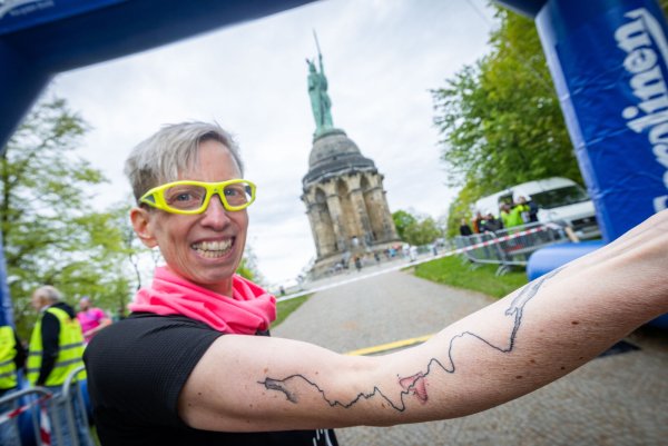 Die Gütersloherin Judith Wodtke trägt ihre Leidenschaft auf dem Arm. - © Sarah Jonek Fotografie