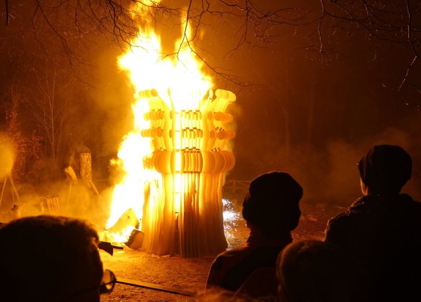 Drei Tage Arbeit, in einer Stunde wieder Schutt und Asche: das Kunstfeuer auf Burg Sternberg. - © Axel Bürger