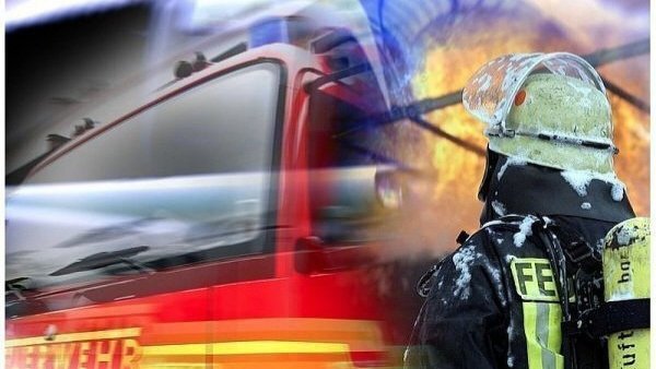 Mehrere Holzbalken brannten in der Hütte unkrontrolliert ab. - © dpa
