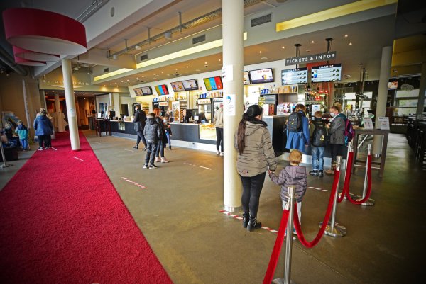 In kleinen Gruppen kommen die Kinobesucher am Samstagnachmittag in der Filmwelt an. Abstand halten ist angesagt. Auch auf den Plätzen gilt jetzt Maskenpflicht.  - © Nicole Ellerbrake
