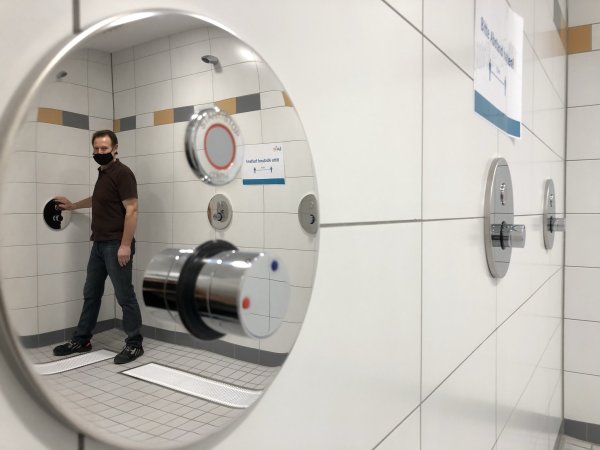 Zwei Duschen sind erneuert – sie präsentiert Rudolf Klein, der Vize-Chef des Stadtwerke-Bäder-Fachbereichs. Nur nutzen darf sie keiner mehr – mit dieser Woche läuft sogar das Schulschwimmen im Eau-Le aus. - © Till Brand