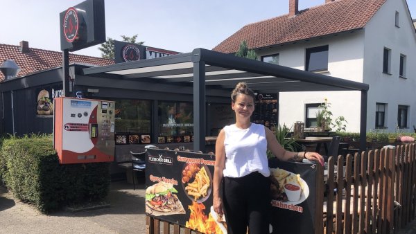 Suzana Lazic steht vor dem Außenbereich des "Fleischer Grills" an der Wasserfuhr. - © Sven Kienscherf