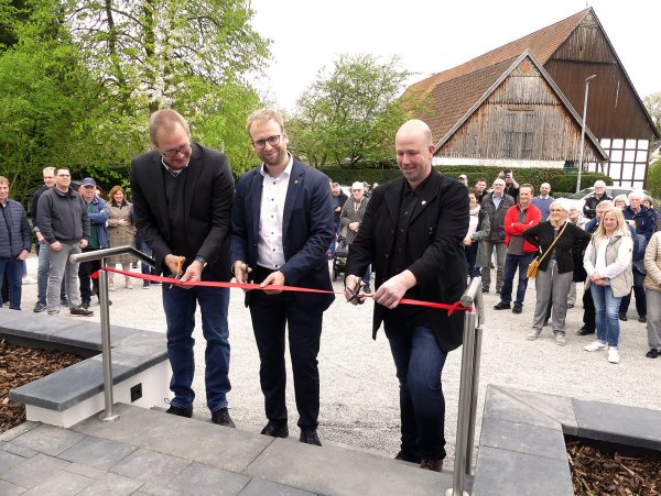 Mit dem Durchschneiden des roten Bandes übergaben Christof Pettenpohl (Vorsitzender des Ziegler- und Heimatvereins Selbeck, von links), Bürgermeister Borris Ortmeier und Michael Deppe (stellvertretender Vorsitzender des Ziegler- und Heimatvereins Selbeck) das neue Dorfgemeinschaftshaus in Selbeck seiner Bestimmung. - © Rudi Rudolph