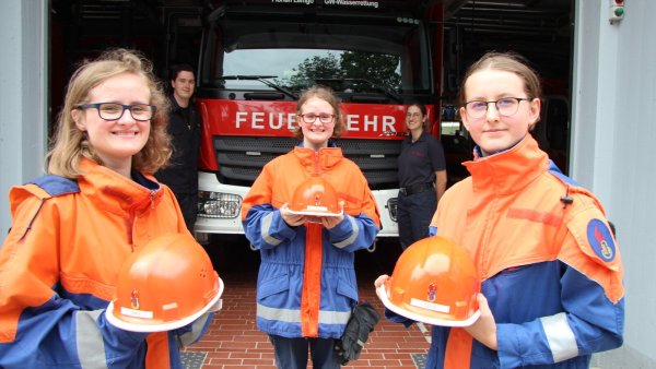 Wollen sich für andere einsetzen: Alena und Malina Schmutte, Celine Philipsen (vorne von links) und die Jugendwarte Marcel Kicinski und Johanna Schäfermeier, - © Katrin Kantelberg