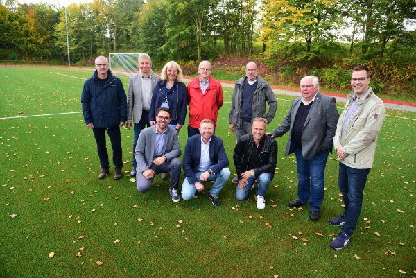 Über das neue Grün freuen sich Frank Eberhard (hinten, von links), Frank Meier, Ricarda Kuhfuß, Markus Krause, Stefan Dubbert, Alfred Arndt und Sebastian Wöhler sowie Manuel Reese (vorne, von links), Carlo Eggers und Peter Hansmeier. - © Nicole Ellerbrake