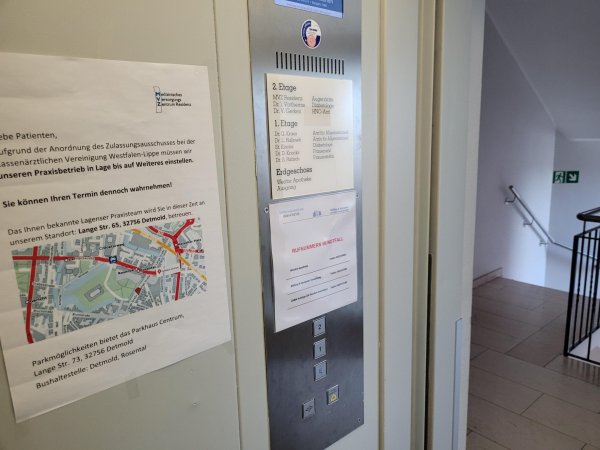 Die Augenärztin Justina Jociute musste die Praxis im Westtor im Mai erst verlassen und in Detmold Patienten behandeln. Es ging um den Kassensitz und den Einspruch eines Detmolder Arztes. Jetzt ist das geklärt, die Praxis eröffnet am 31. Juli wieder in Lage. - © Astrid Sewing