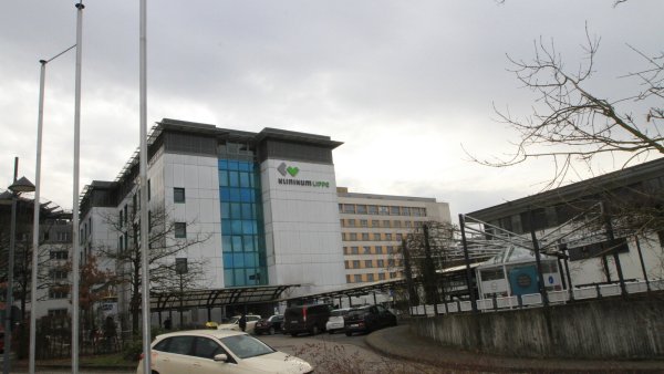 Dunkle Wolken über dem Klinikum: Das Krankenhaus in Detmold. - © Silke Buhrmester