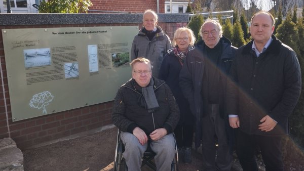 Einweihung der neuen Gedenktafel am ehemaligen jüdischen Friedhof: (von links, hinten) Stadtarchivar Dieter Zoremba, Pastorin Bettina Hanke-Postma, Vorsitzender der jüdischen Gemeinde Herford/Detmold Prof. Matitjahu Kellig sowie Bürgermeister Christoph Dolle. Vorne ist der Autor des Textes Heinrich Stiewe zu sehen. - © Stadt Blomberg