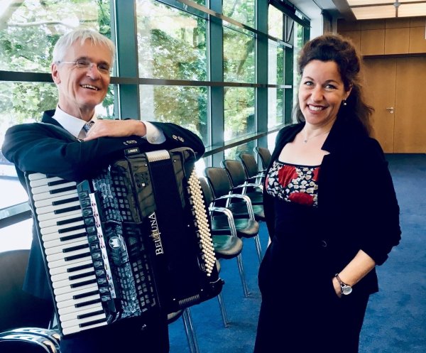 Ulrike Wahren (rechts) und Harald Kiesslich spielen ein Konzert als Hommage an die Chanson-Sängerin Edith Piaf. - © Deutsch-Französische Gesellschaft Detmold