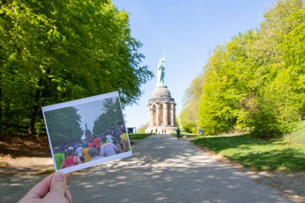 Gähnende Leere am Hermann. Eigentlich hätten sich dort gestern 7000 Läufer auf den Weg nach Bielefeld machen sollen – so wie 2019, wie es das kleine Foto aus dem Blog „Der-Laufgedanke" von Jörg Löhr dokumentiert. - © Raphael Bartling