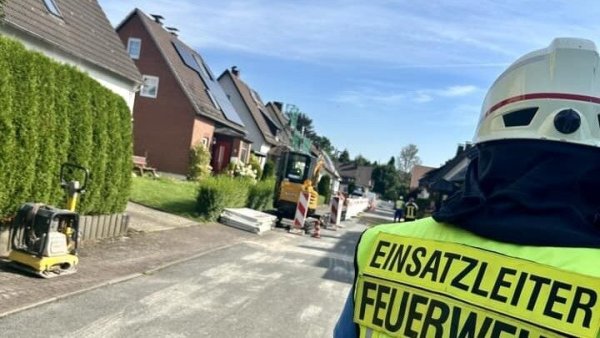 Bei Arbeiten in der Bergstraße wurde eine Gasleitung beschädigt. Die Feuerwehr Barntrup rückte aus. - © Feuerwehr Barntrup