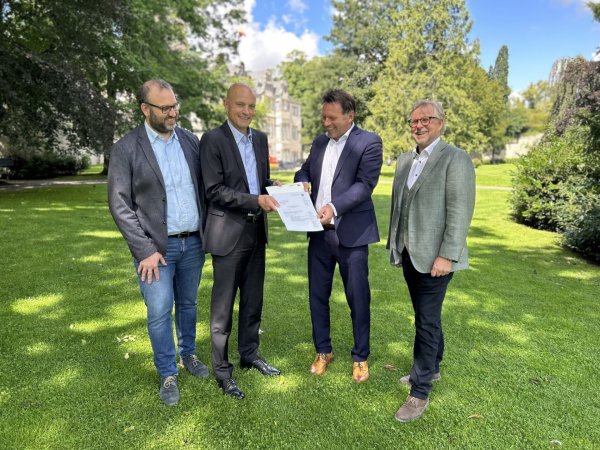 Über den Förderbescheid für die Sanierung des Schlossparks freuen sich (von links) Martin Kölczer (Stadtentwicklung), Jens Kronsbein (Bezirksregierung), Frank Hilker (Bürgermeister) und Thomas Lammering (Stadt Detmold). - © Karlotta Hensch