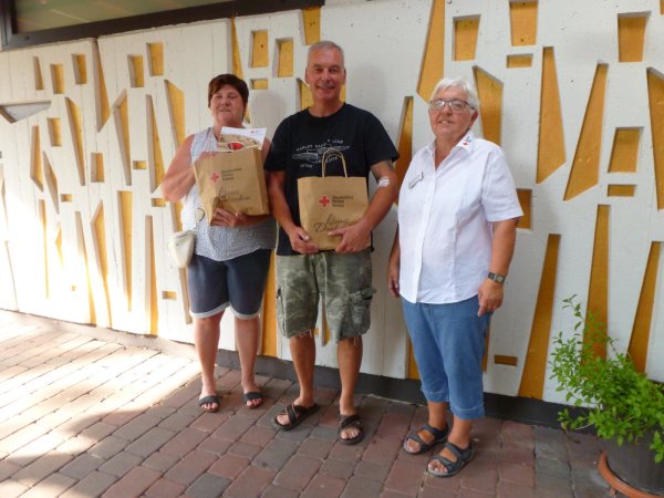 Anita Gottschling (von links) und Maik Diekmann, hier mit Renate Kleine, erhielten Präsente für ihre fleißigen Spenden vom DRK. - © DRK Kachtenhausen