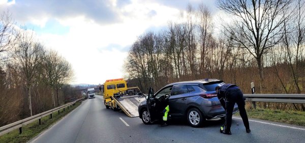 Die Westumgehung zwischen Detmolder Weg und Lagesche Straße musste Freitagmittag nach einem Unfall für eine gute Stunde gesperrt werden. - © Katrin Kantelberg
