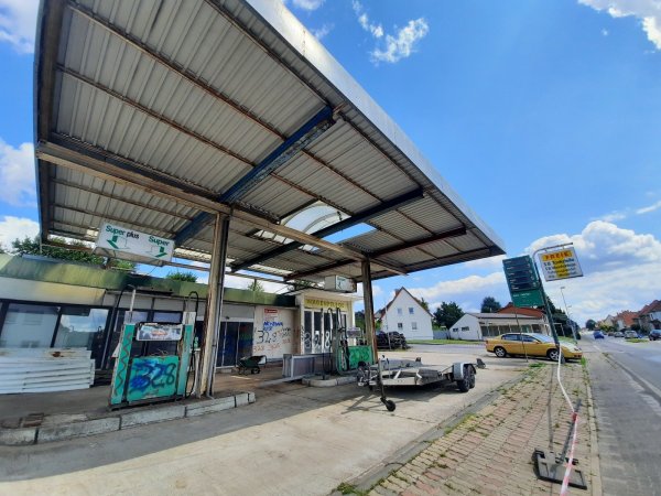 Noch sieht die alte Tankstelle an der Lemgoer Straße in Istrup ziemlich heruntergekommen aus. David Fyntyna hat das Objekt gekauft und will es nun auf Vordermann bringen. - © Michaela Weiße