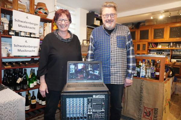 Regina Zelms, Vorsitzende des Kelter- und Kulturvereins, und Ehemann Andreas Wellmann senden vier Matinees live aus ihrem Weinladen. - © Michaela Weiße