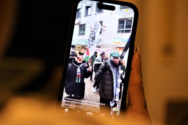 Der Mann zeigt bei einer Bielefelder Palästina-Demo den Tauhid-Finger. Sein Stirnband soll als ein Symbol der Hamas gelten. - © Lukas Brekenkamp