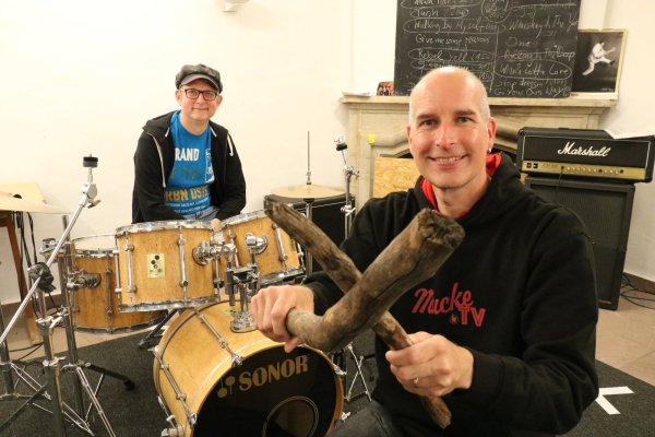Stephan Otters, Leiter der Musikschule (vorne) zeigt ein paar "Klanghölzer", die in einem der Videos von "Mucke.TV" vorgestellt werden. Mit Jan Gerth hat er die Videoreihe entwickelt. - © Alexandra Schaller