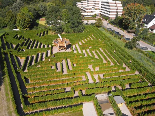 Achtung Spoiler-Alarm: Wer hier genau hinschaut, kann eventuell den schnellsten Weg zum Turm in der Mitte des Irrgartens  heraus suchen. Für alle anderen zur Beruhigung: Bisher hat noch jeder aus dem „Hortus Vitalis" wieder herausgefunden. Im Hintergrund ist die Lietholz-Klinik zu erkennen. - © Archivfoto: Hortus Vitalis
