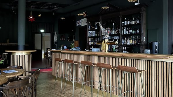 An der Theke im "Lui" können die Besucher gedanklich in alte Zeiten eintauchen. - © Jana Beckmann