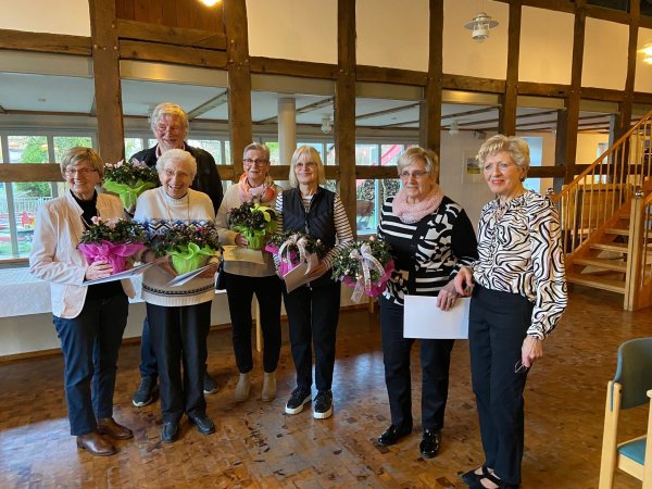 Die Kalldorfer AWO-Vorsitzende Ilse Sievering (rechts) mit Jubilaren (von links): Ilse Meier, Siegfried Döhr (beide 30 Jahre in der AWO), Christel Schütte (25 Jahre) sowie Marion Döhr, Ulrike Kordes und Renate Begemann (alle 10 Jahre). - © AWO Kalldorf