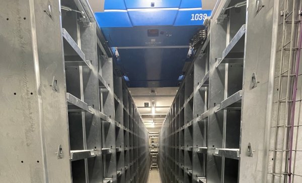 Das neue Blocklager ist mit Boxen bestückt, in denen Standardsiebe für jede Art operativer Eingriffe verpackt sind. Die Zusammensetzung ist mit den Chirurgen abgestimmt. - © Klinikum Lippe