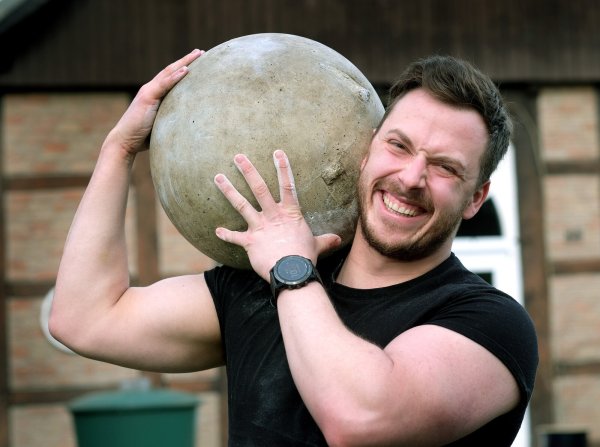 Max Breitsprecher will mit dieser 50 Kilogramm schweren Betonkugel in 24 Stunden zur Spitze des Brockens wandern.
