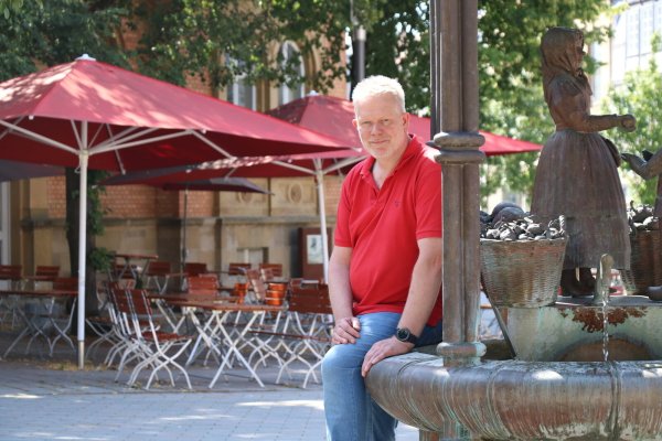 Jupp Westfeld am Brunnen am Markt. Im Hintergrund sein Lokal "Lebenslang". - © Alexandra Schaller