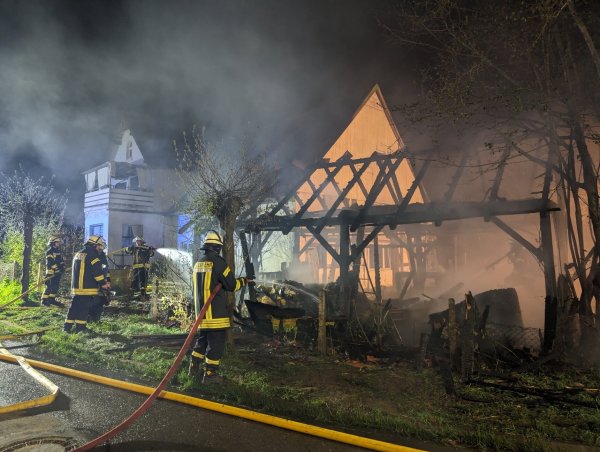 Ein Brand in einer Tintruper Gartenlaube beschäftigt am Sonntagabend die freiwillige Feuerwehr. - © Freitag-TV