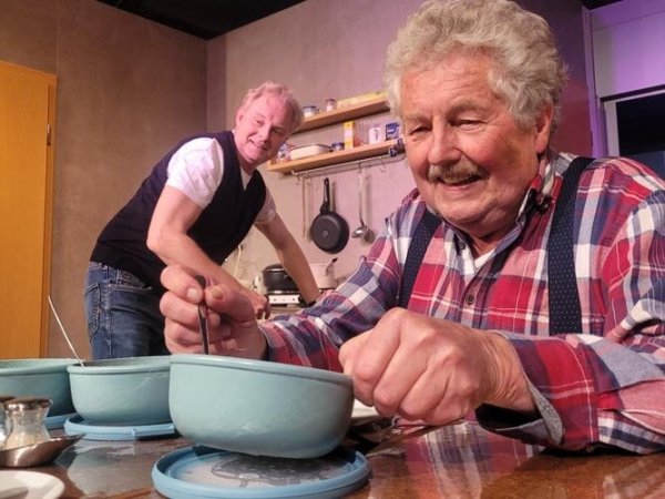 Prallen aufeinander: Frank Wiemann (hinten) als Ross Gardiner und Ulrich Holle als Mr. Green in der Tragikomödie „Besuch bei Mr. Green“ . - © Stattgespräch Lemgo