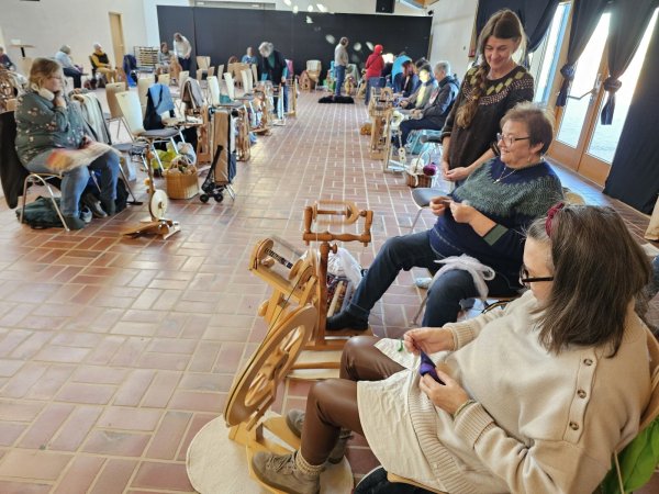 Petra Voss (rechts) und Ulrike Loth, die bei Doris Jenner über die Schulter schaut, haben das Treffen im Ziegeleimuseum mitorganisiert. Einige Plätze sind gerade nicht besetzt - es ist Mittagszeit, und im Nebenraum gibt es ein großes Buffet. - © Astrid Sewing