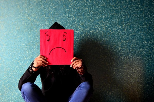 Menschen in einer tiefen Krise wissen oft nicht, dass es vielen anderen ähnlich geht. Doch diese Erfahrungen anderer können ihnen helfen. - © Symboldbild: PDPics/Pixabay