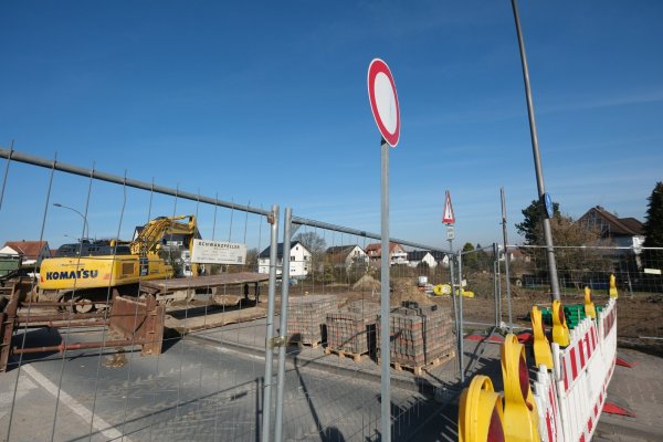 Die Bauarbeiten an der Bielefelder Straße und auf der Sichterwiese - wegen der Maßnahme ist die Straße vorrübergehend gesperrt. Die Lärmbelastung für die direkten Anwohner ist nicht zu unterschätzen. - © Sven Koch