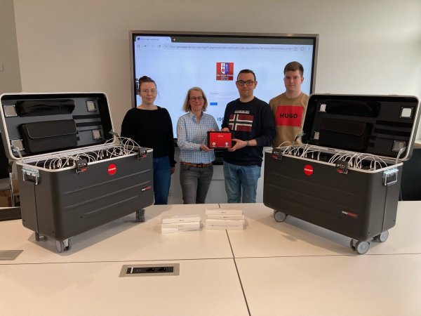 Gemeinsam mit Frau Pypetz (krz) übergaben Herr Mitschke und Herr Roth (IT-Team der Stadt Lügde) die iPads mit speziellen Stiften und Koffern an die Schule. - © Johannes Gigas Schule