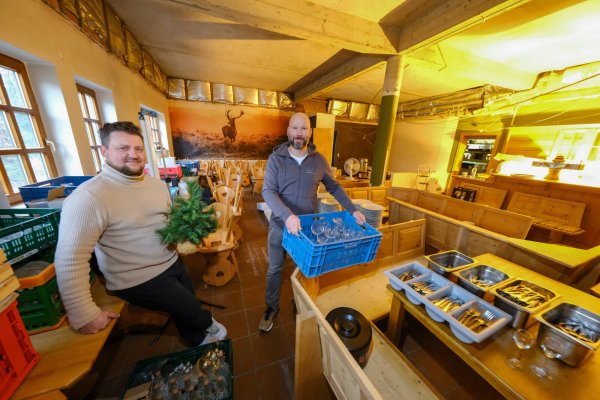 Wladimir Gegelmann (links) und Max Artemkin im Heeper Landhaus. Am Wochenende verkaufen sie hier Teller, Tassen und Stühle. - © Andreas Zobe