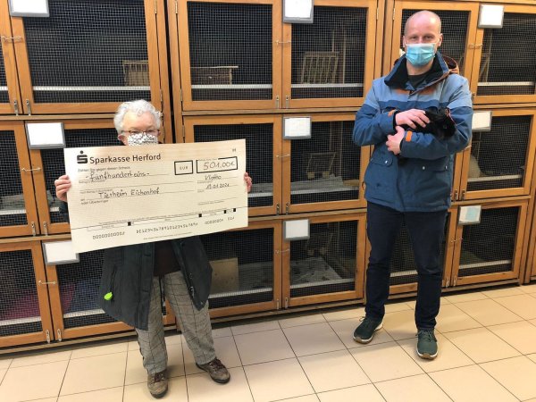 Bei der Spendenübergabe: Martin Sommerfeld von der Stadt Vlotho überreicht den Spendencheck an Gerlinde Suess vom Tierheim. - © Stadt Vlotho