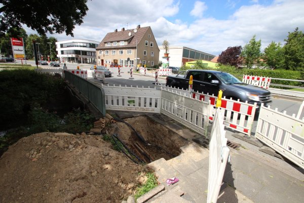 Weil die Brücke über die Exter saniert wird, regelt eine Baustellenampel den Verkehr an der Bahnhofstraße zwischen Fahrenplatz und Kreisverkehr. Immer nur in eine Fahrtrichtung geht es vorwärts.  - © Jens Rademacher