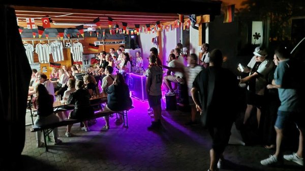 Während des Viertelfinales gegen Spanien werden im EM-Studio von Familie Bünte heute viele Daumen für die deutsche Mannschaft gedrückt. - © Familie Bünte