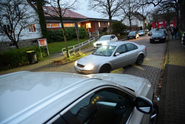 Der Verkehr vor der Grundschule und der Kita in Bösingfeld ist morgens zur Stoßzeit chaotisch. Die Leitungen wünschen sich eine Verbesserung. - © Nicole Ellerbrake