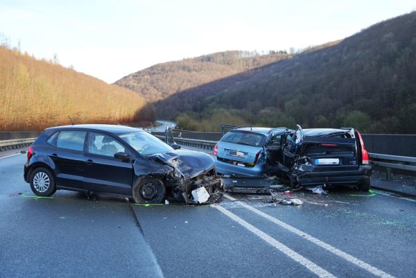 Vier Autos stoßen Freitagmorgen auf der glatten B1 bei Kohlstädt zusammen. Eine 48-Jährige stirbt bei der Kollision. - © Freitag TV