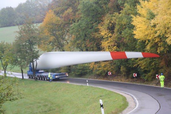 Aufgepasst im Bereich Lothe und Brakelsiek: Am Freitagmorgen ab 8 Uhr wird die Firma Nordex den ersten Schwerlasttransport auf den Weg schicken, um eines der drei riesigen Windräder auf der Brakelsieker Flur zu bauen. - © Schwertransporte Hoffmann