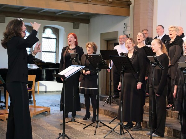 Der Meisterchor "nota bene"begeistert mit einem facettenreichen Programm unter Leitung von Ute Sabel (links). - © Thomas Krügler