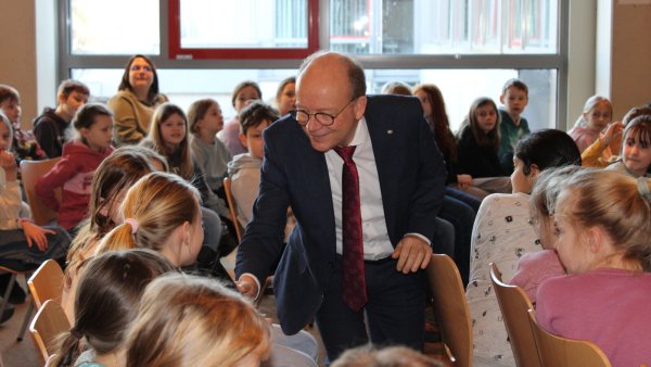 Ganz nah dran an den Wählerinnen von morgen: Als Repräsentant des Landtags von NRW kommt André Kuper mit den Viertklässlern ins Gespräch. - © Annika Langhagel