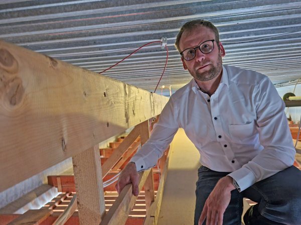 Bürgermeister Borris Ortmeier im Wartungsgang in der Zwischendecke der Holstenkamphalle. - © Vasco Stemmer