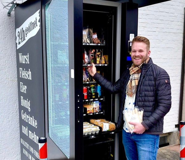 Der Lebensmittelautomat, den Kevin Zysk an der Fütiger Straße in Almena aufstellte, enthält vor allem regionale Lebensmittel. - © Kevin Zysk