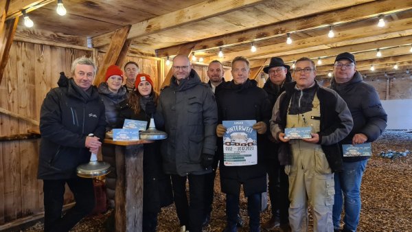 Organisatoren, Sponsoren und Unterstützer freuen sich auf den Start der zweiten Lemgoer Winterwelt im Lippegarten. - © Nadine Uphoff