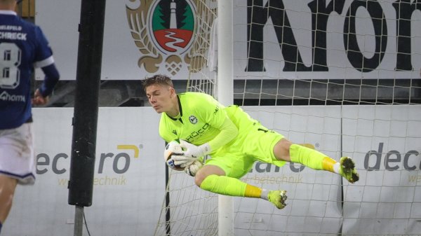 Seine bislang letzte 90-Minütige Flugshow hatte Arminia Bielefelds Leo Oppermann im Westfalenpokalspiel gegen Soest im vergangenen Oktober. - © Oliver Krato