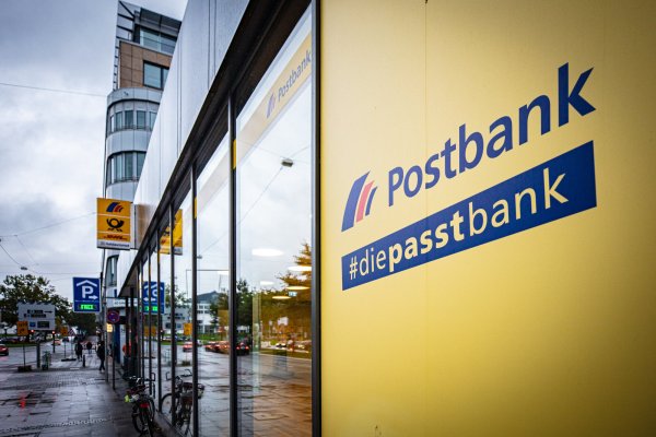 Verdi fordert für etwa 12.000 Beschäftigte im Deutsche Bank-Konzern mit einem Postbank-Tarifvertrag 15,5 Prozent mehr Geld, mindestens jedoch eine Anhebung der Gehälter um 600 Euro. - © Mike-Dennis Mller / www.mdm.photo