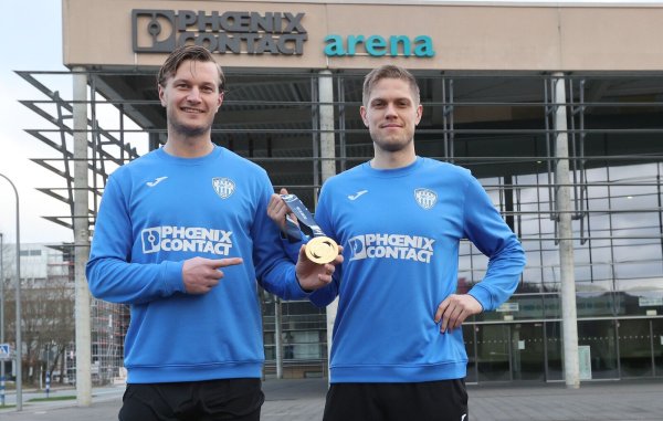 Jonathan Carlsbogard und Peter Johannesson vor der Phoenix-Contact-Arena mit der Goldmedaille. - © paul cohen