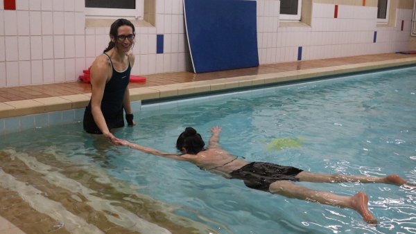Inga Queseleit übt mit den Teilnehmerinnen ihres Frauenschwimmkurses im Lehrschwimmbecken an der Grundschule Diestelbruch erste Bewegungen im Wasser, um die Angst vor dem Element zu verlieren. - © Alexandra Schaller